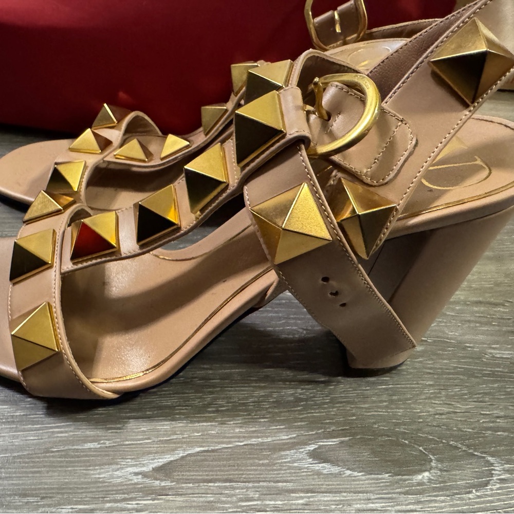 Valentino Garavani Calfskin Roman Gold and Tan Pyramid Stud 90mm Heels